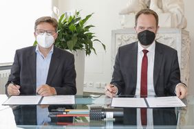 Dr. Sören Trebst (l.), Vorsitzender der Geschäftsführung von 1&1 Versatel, und Oberbürgermeister Dr. Stephan Keller; Foto: Sabine Grothues/1&1 Versatel, 2021