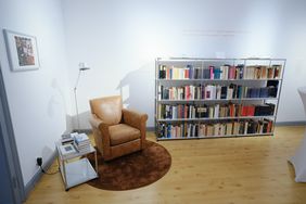 In der eingereichteten Lese-Ecke können Besucherinnen und Besucher auf einem Sessel aus dem Besitz des Schriftstellers Platz nehmen und in die "Lesewelt Fortes" eintauchen, Foto: Gstettenbauer