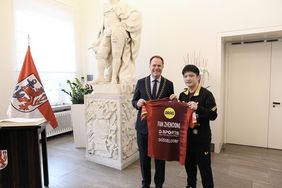 Fan Zhendong (r.) überreichte Oberbürgermeister Dr. Stephan Keller ein Borussia-Trikot im Rahmen des Empfangs im Jan-Wellem-Saal des Düsseldorfer Rathauses, Fotos: Lammert