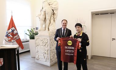 Fan Zhendong (r.) überreichte Oberbürgermeister Dr. Stephan Keller ein Borussia-Trikot im Rahmen des Empfangs im Jan-Wellem-Saal des Düsseldorfer Rathauses, Fotos: Lammert