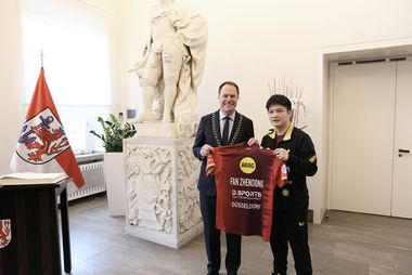 Fan Zhendong (r.) überreichte Oberbürgermeister Dr. Stephan Keller ein Borussia-Trikot im Rahmen des Empfangs im Jan-Wellem-Saal des Düsseldorfer Rathauses, Fotos: Lammert