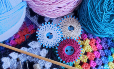 Foto mit bunter Wolle, Stickgarn, Häkel- und Stricknadeln