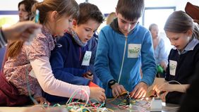 Kinder beim Experimentieren im Haus der kleinen Forscher, Foto: Ingo Lammert.