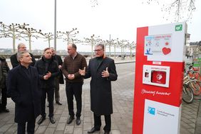 Stellten die neue Defi-Säule an der Rheinuferpromenade vor: (v.l.) Oberbürgermeister Thomas Geisel, Dr. David Clausen, Philips, Stephan Schneider, Digitale Stadt, und Gesundheitsdezernent Prof. Dr. Andreas Meyer-Falcke. Foto: Lammert