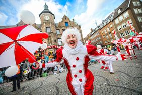 "Düsseldorf - gemeinsam jeck" - die Karnevalisten in der Landeshauptstadt feiern ihren Rosenmontagszug 2019. Foto: Melanie Zanin