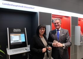 Nahmen das Serviceterminal bei der Stadtsparkasse in Betrieb: Karin-Brigitte Göbel, Vorstandsvorsitzende der Stadtsparkasse Düsseldorf, und der Beigeordnete für den Bürgerservice, Prof. Dr. Andreas Meyer-Falcke; Foto: Meyer