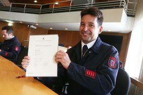 Einer von insgesamt 111 zum Hauptbrandmeister beförderten Feuerwehrleuten: Torsten Mühlberg bekam im Plenarsaal des Rathauses seine Ernennungsurkunde überreicht. Fotos: David Young