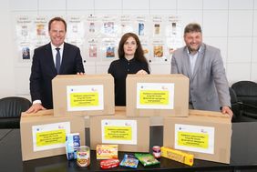 Oberbürgermeister Dr. Stephan Keller, die ukrainische Generalkonsulin Iryna Shum und Caritasdirektor Henric Peeters (v.l.) mit noch leeren Kartons für die Aktion "10.000 Pakete für Czernowitz", Foto: Ingo Lammert.