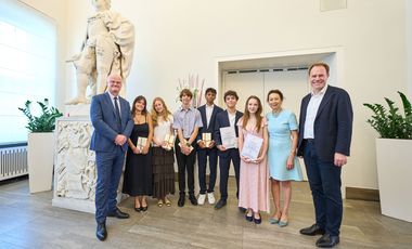 OB Dr. Keller (r.) mit Generalkonsul Dr. Etienne Sur (l.), Ariane Bommers (r.), Präsidentin des DFK, den Nominierten, der 1. Preisträgerin, Caroline Bouquet (2.v.r.), und dem 2. Preisträger,  Reinhart Seepolt-Macros (2.v.r.), Foto: LHD/Claus Langer
