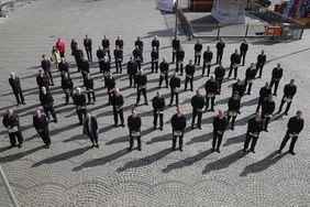 Vom Oberbrandmeister zum Hauptbrandmeister - Teil 1: An zwei Terminen bekamen insgesamt 91 Feuerwehrleute ihre Ernennungsurkunden überreicht - danach stand das Gruppenbild vor dem Rathaus unter Einhaltung der erforderlichen Abstände auf dem Programm.