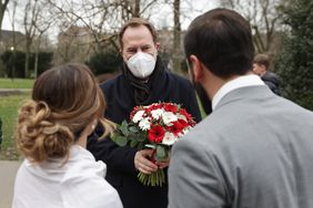 Anlässlich des besonderen Trautermins hat Oberbürgermeister Dr. Stephan Keller Hochzeitspaaren vor dem Standesamt auf der Inselstraße persönlich gratuliert. Foto: Landeshauptstadt Düsseldorf/David Young