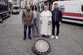 V. l.: Frank Heuner, Technischer Leiter SEBD, Katharina Rohde und Pater Wolfang Sieffert, Armenküche, Oskar Deecke, Direktor Marketing/B2C Fortuna Düsseldorf. Foto: F95