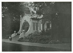 Das Majolikahäuschen als Milchhalle an der Südseite der Schützenwiese im Hofgarten im Jahr 1902 aufgenommen von einem unbekannten Fotografen. Foto: Stadtarchiv