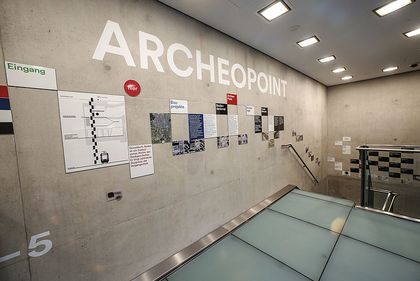 Der ArcheoPoint im U-Bahnhof Heinrich-Heine-Allee - Eingang über Corneliusplatz