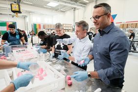 Oberbürgermeister Thomas Geisel und Jason Muller, Global Manufactoring Director LUSH, in der Düsseldorfer Manufaktur