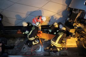 Die verunfallte Person wird auf die Trage gehoben und weiter von den Notfallsanitätern versorgt. Der erste Teil der Übung ist danach beendet. 