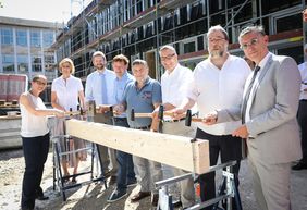 Oberbauleiterin Stefanie Reinhardt, Barbara Maerker, Florian Dirszus, Burkhard Hintzsche, Wolfgang Scheffler, Bauauschussvorsitzender Andreas Hartnigk, stellvertretender Schulleiter Michael Kleinheider, Manfred Kornfeld, Foto: Melanie Zanin