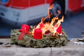 Wer echte Kerzen verwendet sollte den Raum nicht verlassen. Foto: Uwe Schaffmeister