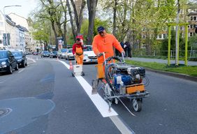 Die neuen je rund 500 Meter langen Umweltspuren auf der Prinz-Georg-Straße werden markiert. Foto: Uwe Schaffmeister