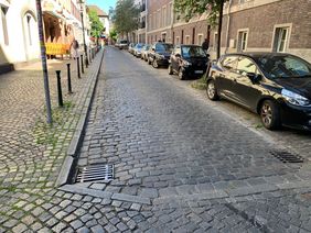 In der Liefergasse der Altstadt wird zwischen Ratinger Straße und Mühlenstraße das unebene Kopfsteinpflaster auf der Fahrbahn und den Parkstreifen aufgenommen und neu verlegt