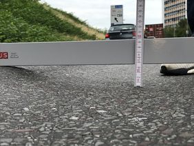 Wegen der starken Verkehrsbelastung auf der Münchener Straße haben sich dort auf dem gesamten Straßenabschnitt Spurrinnen gebildet, die nun entfernt werden. Foto: Amt für Verkehrsmanagement