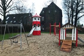 Auszubildende des Garten-, Friedhofs- und Forstamts haben den Kinderspielplatz an der Hubert-Hermes-Straße saniert. Foto: Gartenamt