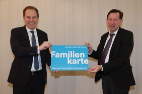 Oberbürgermeister Dr. Stephan Keller und Stadtdirektor Burkhard Hintzsche (rechts) mit der Familienkarte 2022/23