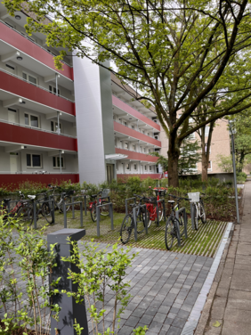 Mit einem Zuschuss aus dem Programm Garath 2.0 wurden die Außenbereiche von Mietgebäuden der Wogedo an gleich drei Stellen in Garath umgestaltet. Foto: Stadtplanungsamt