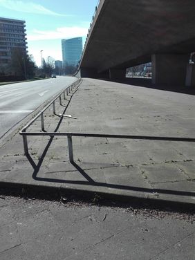 Unterhalb des Kennedydamms wird in der Zeit von Freitag, 24. Juni, bis voraussichtlich Ende August in Höhe der Kreuzung mit der Roßstraße ein neuer Abbieger hergestellt. Foto: Amt für Verkehrsmanagement