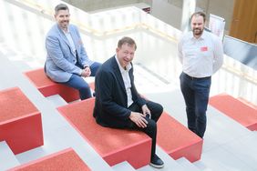 Stadtdirektor Burkhard Hintzsche (m.), Thomas Schwindowski (l.), stellvertretender Leiter des Amtes für Schule und Bildung, sowie Michael Köhler, IPM-Geschäftsführer, gaben Einblicke in die die voranschreitende Schulbauoffensive; Fotos: Gstettenbauer