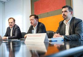 OB Dr. Stephan Keller (v.l.), Stadtdirektor Burkhard Hintzsche und Thomas Schwindowski, stellvertretender Leiter des Amtes für Schule und Bildung, stellten den Medienentwicklungsplan 2.0 für Düsseldorfer Schulen im Rathaus vor.