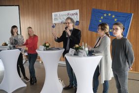 Infos und Diskussion mit (v.l.) Nyke Slawik (Grüne), Frauke Hausmann (EDIC), Anselm Klatt (Pulse of Europe), Sina Breitenbruch-Tiedtke (SPD) und Maike Billen (JEF NRW). Foto: Gstettenbauer