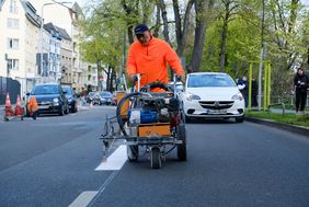 Die Markierungsarbeiten zur Einrichtung von Umweltspuren auf der Prinz-Georg-Straße in Düsseldorf haben begonnen. Foto: Uwe Schaffmeister