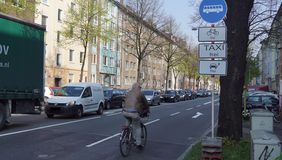 Die Umweltspur an der Merowinger Straße hat laut wissenschaftlichem Gutachten zur Verbesserung der Luftqualität an der belasteten Straße beigetragen. Archivfoto: Amt für Kommunikation