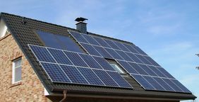 Höhere Zuschüsse gibt es auch für Photovoltaik-Anlagen. Zum Beispiel liegt der pauschale Zuschuss für eine Anlage von 5 bis 10 Kilowatt Leistung nun bei 1.500 Euro. Foto: Pixabay