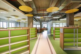 Blick in die Kinderbibliothek: Die Regale stehen bereits; Foto: Melanie Zanin