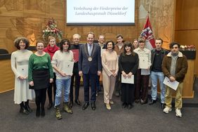 Förderpreisverleihung 2024 im Rathaus: Oberbürgermeister Dr. Stephan Keller und Miriam Koch, Beigeordnete für Kultur und Integration (M.), mit den Preisträgerinnen und Preisträgern