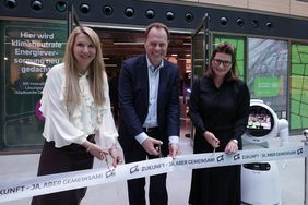 OB Dr. Stephan Keller, Stadtwerke-Vorständin Dr. Charlotte Beissel (r.) und Rheinbahn-Vorstandssprecherin Annette Grabbe haben am Donnerstag, 25. September 2025, den "Club Zukunft Düsseldorf" eröffnet. Foto: LHD/David Young