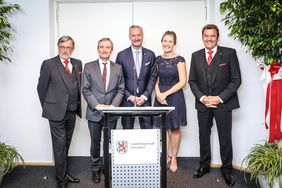 V.l.: CC-Präsident Michael Laumen, OB Thomas Geisel, Prinz Axel, Venetia Jula und Geschäftsführer Hans-Jürgen-Tüllmann. Foto: Zanin