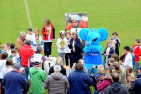 Bürgermeisterin Klaudia Zepuntke bei der Siegerehrung des Petit Départ Lierenfeld