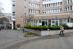 Das Atrium liegt neben dem Weiterbildungszentrum am Bertha-von Suttner-Platz. Foto: Schaffmeister