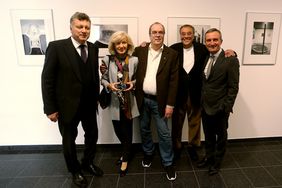 Ausstellungseröffnung im Gymnasium Koblenzer Straße mit Schulleiter Peter Labouvie, Ursula Kaechele, Michael Breer, Günther Uecker und Oberbürgermeister Thomas Geisel, Foto: Young