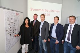 Stellten Einzelheiten zu den Sommerbaustellen 2019 vor: Verkehrsdezernentin Cornelia Zuschke mit Ingo Pähler, Jens Kuessner, Andreas Schmitz und Ralf Poppenborg vom Amt für Verkehrsmanagement (v.l.). Foto: Ingo Lammert