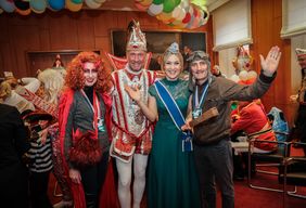 Bevor der "Zoch" kam, begrüßte Düsseldorfs Oberbürgermeister Thomas Geisel gemeinsam mit Ehefrau Vera, dem Prinzenpaar Venetia Jula (Jula Falkenburg) und Prinz Axel I. (Axel Both)  die Jecken im Rathaus; Foto: Melanie Zanin