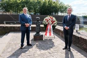 Oberbürgermeister Geisel und Rigoletto Mettbach, Vorsitzender der Sinti Union Düsseldorf e.V. und Sohn von KZ-Überlebenden, legten gemeinsam einen Kranz am Denkmal "Ehra" nieder zum Gedenken der Opfer des Völkermordes. Fotos: Gstettenbauer