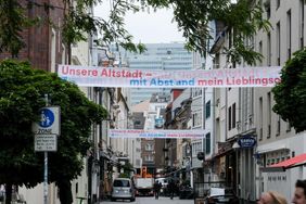 Mit diesen Bannern sollen die Besucher der Altstadt für die Abstandsregeln sensibilisiert werden