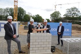 Schulleiterin Rita Becker und Oberbürgermeister Thomas Geisel gaben auch eine "Zeitkapsel" in den Grundstein. Foto: Ingo Lammert
