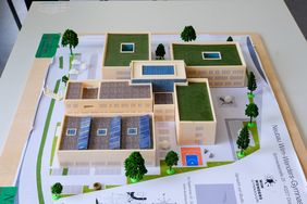 Das Wim-Wenders-Gymnasium wird vierzügig. Die dann 690 Schüler dürfen sich zudem auf eine neue Dreifachsporthalle freuen.