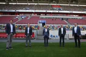 Oberbürgermeister Thomas Geisel (Mitte) mit (v.l.) Christian Koke, Vorstand Marketing Fortuna, Gesundheitsamtsleiter Dr. Klaus Göbels, Thomas Röttgermann, Vorstandsvorsitzender Fortuna, und Klaus Klar, Vorstandsvorsitzender Rheinbahn. Foto: David Young