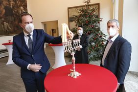 Oberbürgermeister Dr. Stephan Keller (v.l.) zündete im Rathaus mit Oberrabbiner Raphael Evers und dem Vorstandsvorsitzenden der Jüdischen Gemeinde Düsseldorf, Dr. Oded Horowitz, die erste Chanukkakerze an; Foto: Zanin